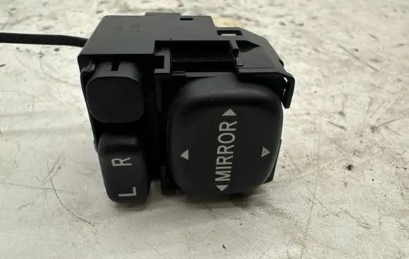 Toyota Auris 150 Wing mirror switch 183575