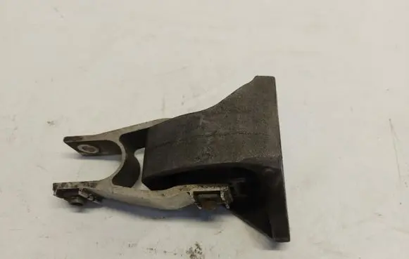 Engine mount vacuum valve