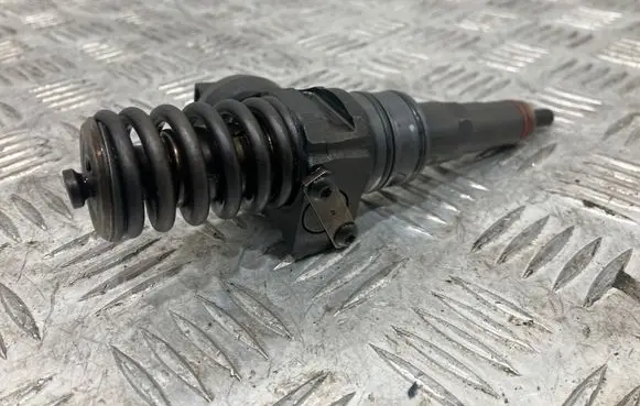 Volkswagen Golf V Fuel injector 038130073BN