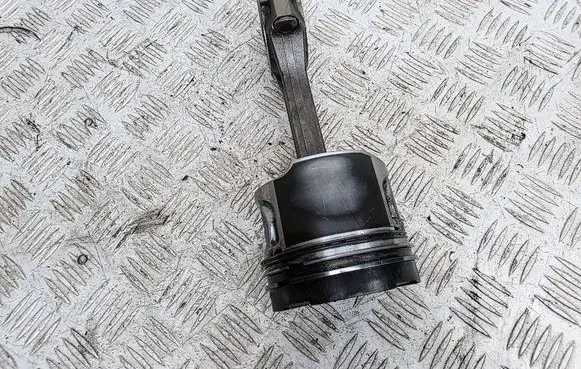 Mitsubishi L200 Piston with connecting rod 