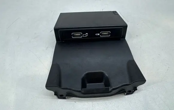 Mercedes-Benz CLA C117 X117 W117 USB socket connector A1728202100