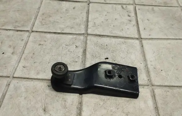 KIA Carnival Sliding door middle roller runner 