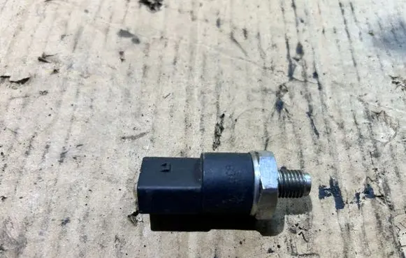 Mercedes-Benz E W211 Fuel pressure sensor A0041531528