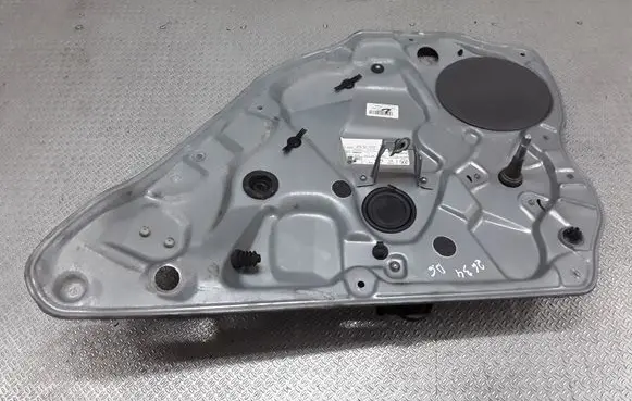 Rear door manual window regulator