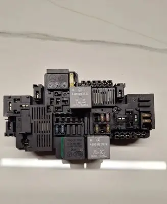 Mercedes-Benz E C207 W207 Fuse module 58K615F02 A2139062202