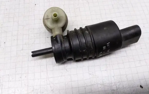 Volkswagen Golf IV Windscreen/windshield washer pump
