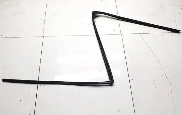 Nissan Leaf I (ZE0) Rubber seal rear door 823313nf0a