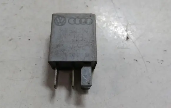 Volkswagen Touran I Other relay 1K0951253 0332011100