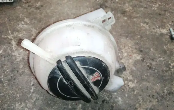 Volkswagen Up Coolant expansion tank/reservoir 1S0121407E