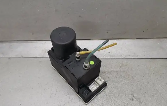 Audi A3 S3 8L Central locking vacuum pump 8L0862257L