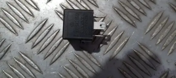 Mercedes-Benz A W168 Other relay a0025421319 v23134-b52-x336