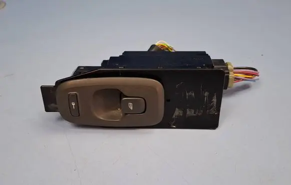 Volvo V70 Electric window control switch 8682950