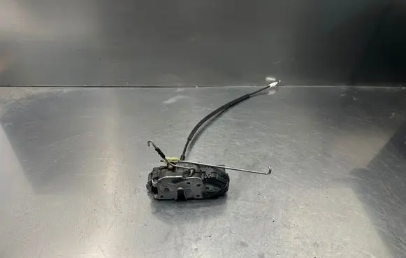 Opel Insignia A Front door lock 13503149