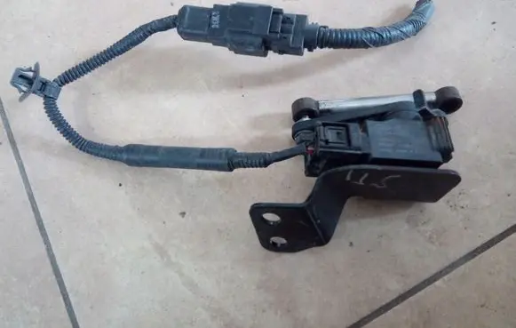 Rear air suspension level height sensor