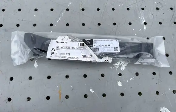 Mercedes-Benz SLK R171 Fender mounting bracket A1716980162