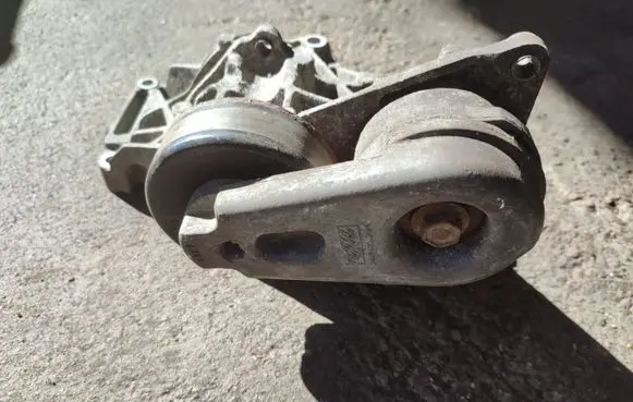 Jaguar S-Type Engine mounting bracket