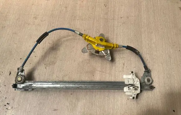 Rear door manual window regulator