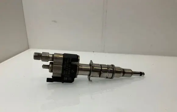 BMW 5 GT F07 Fuel injector 7585261 758526111