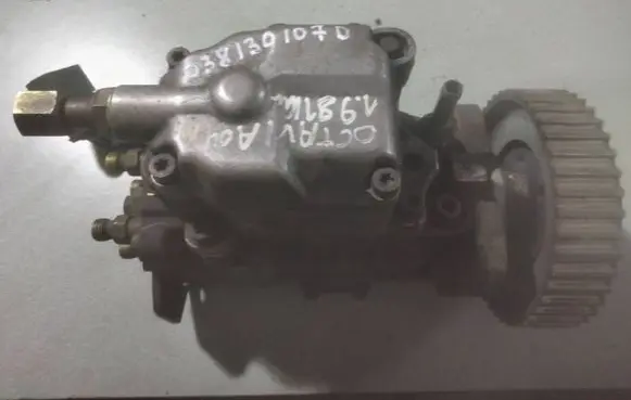 Skoda Octavia Mk1 (1U) Fuel injection high pressure pump 038130107D