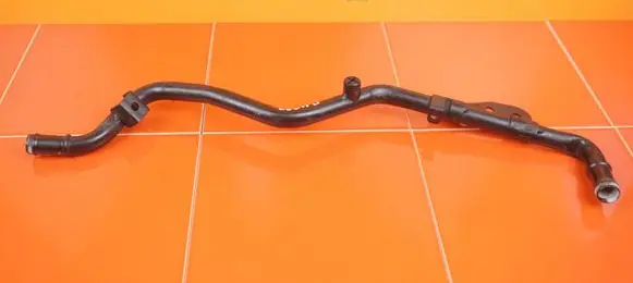 Land Rover Discovery 3 - LR3 Engine coolant pipe/hose 8MB33