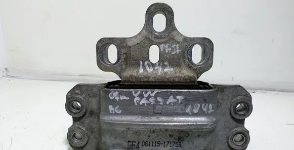 Volkswagen PASSAT B6 Engine mount bracket 3C0199555