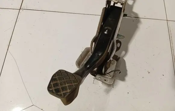 Volkswagen Tiguan Brake pedal 1K1721057L