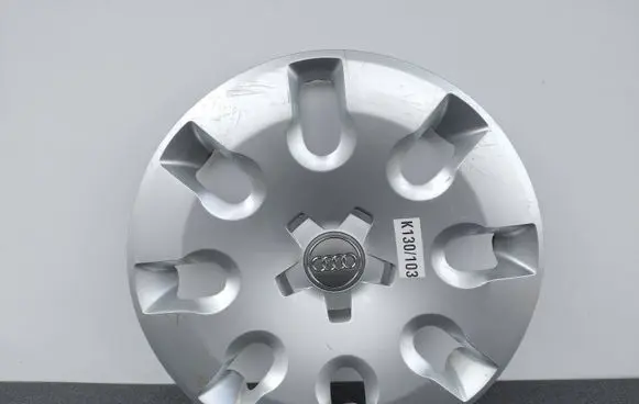 Audi A1 R15 wheel hub/cap/trim 8X0601147