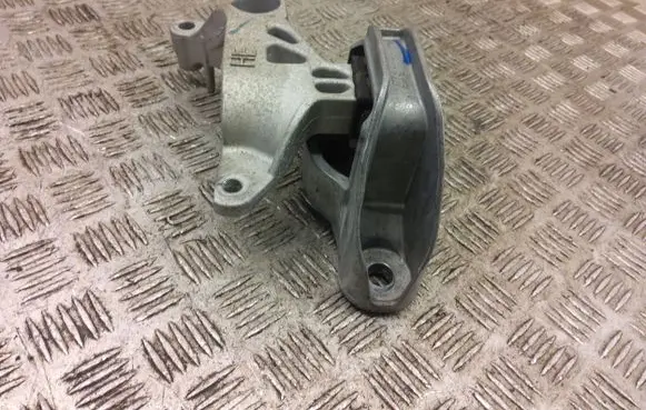 Nissan Juke II F16 Engine mount bracket 107983r
