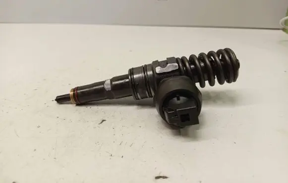 Volkswagen Golf IV Fuel injector 038130073AG