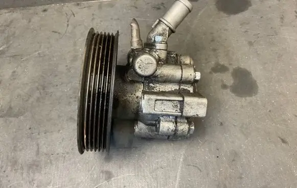 Opel Insignia A Power steering pump 55563329 A20DT 4KH2400235