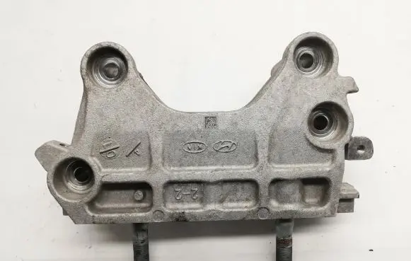 Hyundai Tucson TL Engine mounting bracket