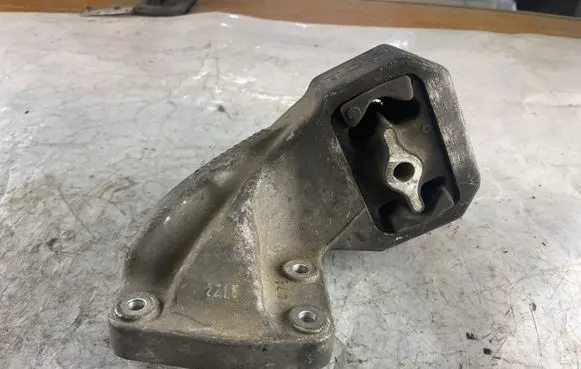 Jeep Grand Cherokee (WK) Engine mount bracket 52090309AD