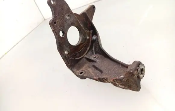 Volkswagen PASSAT B4 Fuel pump bracket 028130147B