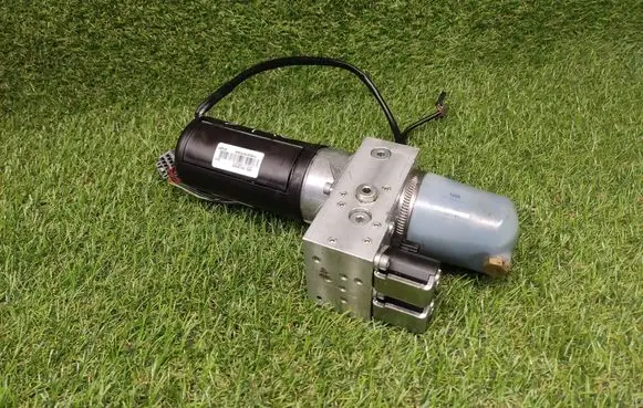 Ford Focus Tailgate hydraulic pump motor DAI1106663 9410454 FP0C07070368