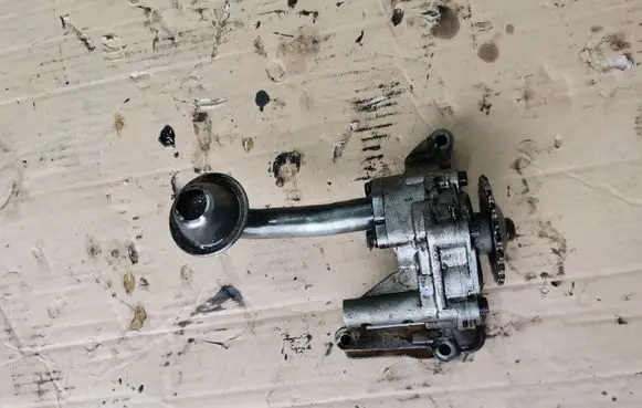 Volkswagen Golf V Oil pump 