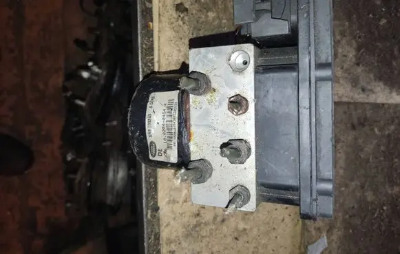 Land Rover Freelander ABS Pump 00008327E2 10092508543