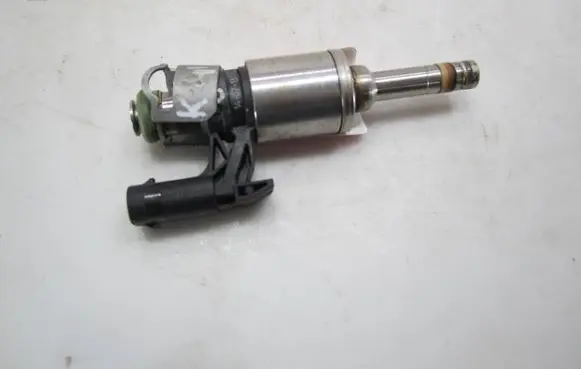 Volkswagen Golf VII Fuel injector 04E906036E