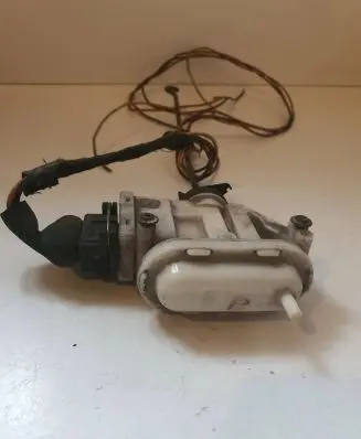 Volkswagen PASSAT B3 Central locking vacuum pump 357862153C