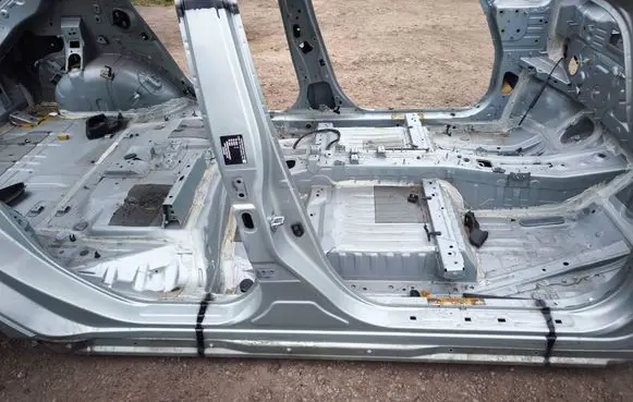 Nissan Leaf II (ZE1) Pillar (middle) 