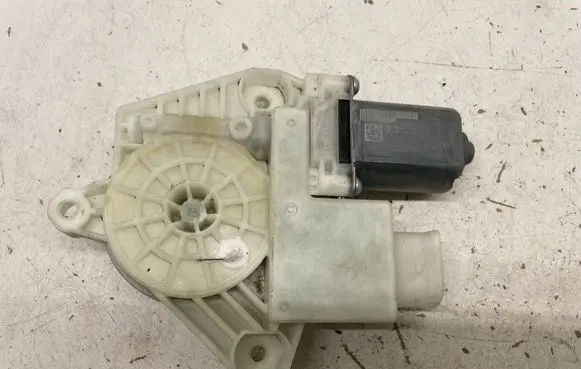 BMW X3 G01 Front door window regulator motor 7455081 2W04A105
