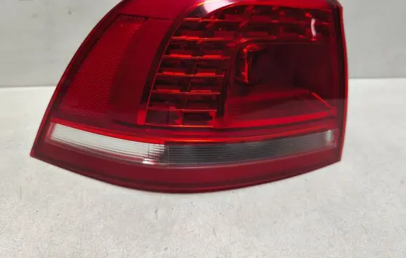 Volkswagen Touareg II Rear/tail lights 7P6945207