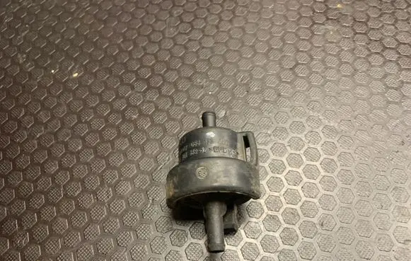 Audi A6 S6 C5 4B Valve vacuum 058133459