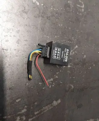 Volkswagen PASSAT B5 Tow bar relay 014209