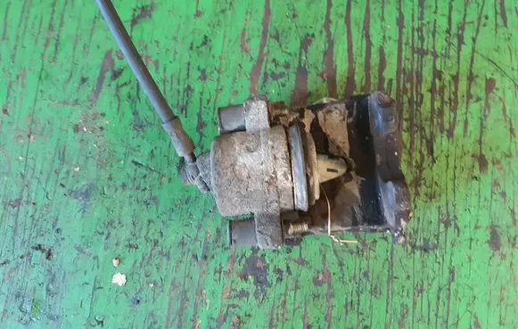 Volkswagen Golf IV Front brake caliper