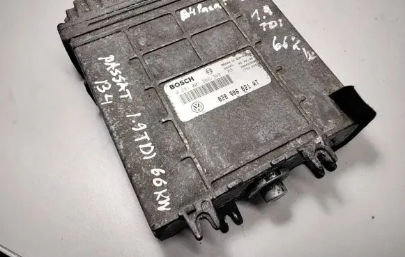 Volkswagen PASSAT B4 Engine control unit/module 028906021AT 28SA2900 0281001368