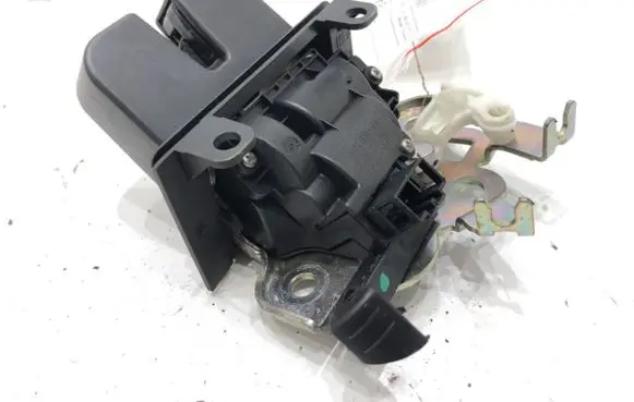 Skoda Rapid (NH) Tailgate exterior lock 8R0827505