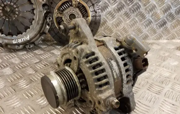 Toyota Auris 150 Generator/alternator 270800T020 1042105350 20100