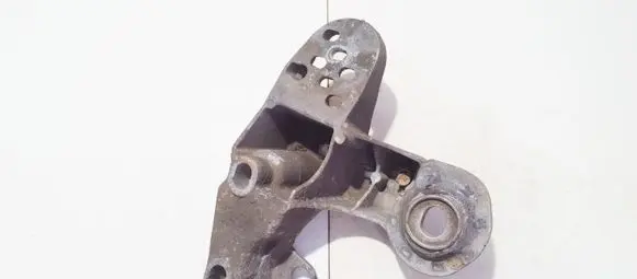 Volkswagen PASSAT B5 Engine mounting bracket 4b0199351a