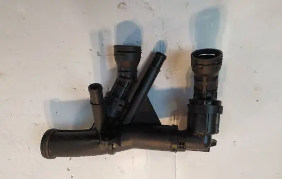 Volkswagen Golf VII Engine coolant pipe/hose 04L121071E