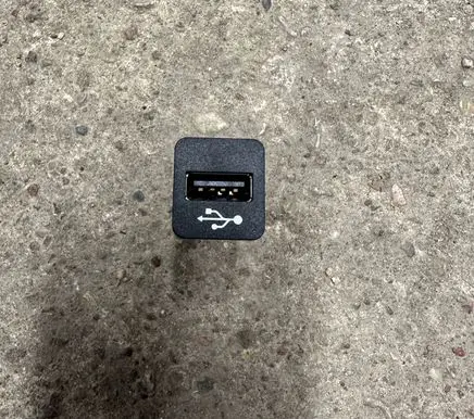 BMW 5 F10 F11 USB socket connector 9237656
